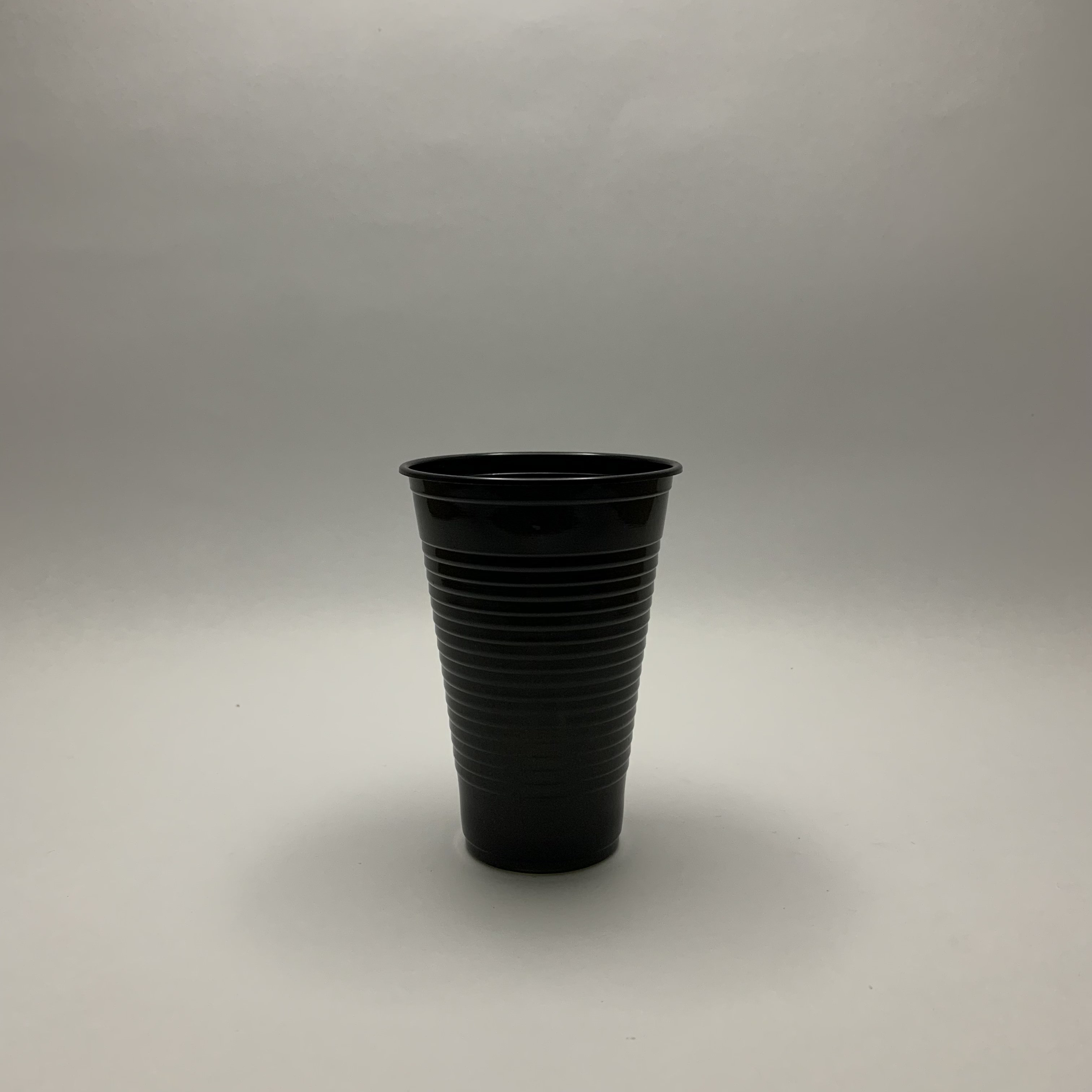 Vaso plástico desechable ligero y resistente, ideal para bebidas frías.
