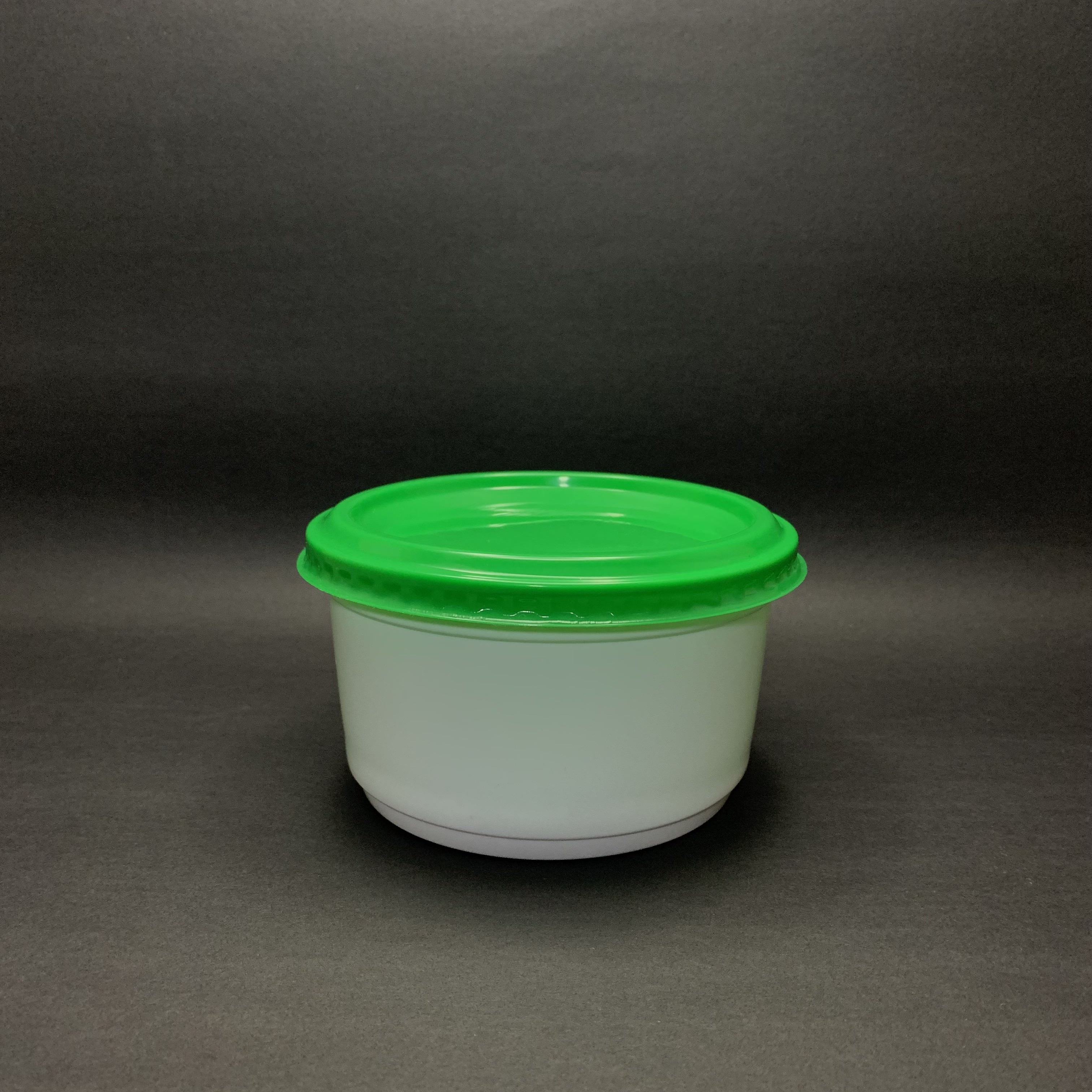 tarrina de jabón lavaloza con diseño ergonómico y tapa segura. Envase resistente y práctico para almacenar detergente líquido. Ideal para la limpieza de vajillas y utensilios de cocina.