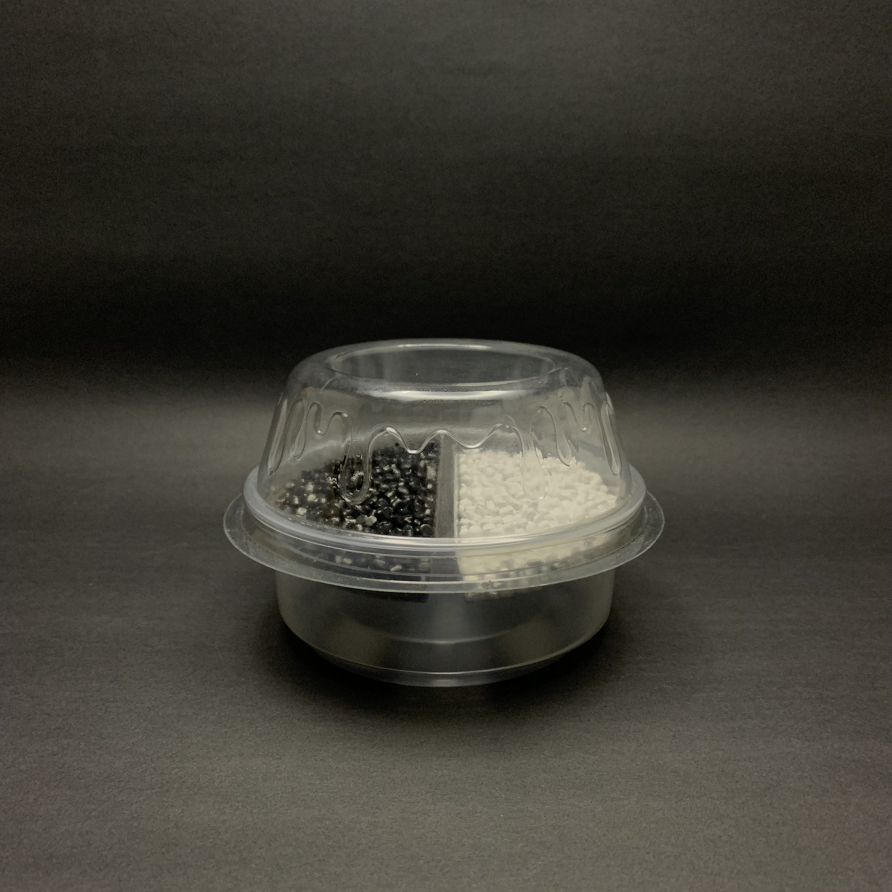 Envase plástico transparente con domo, ideal para postres como arroz con leche, mousse o cheesecake. Diseño resistente y seguro para almacenamiento y transporte.