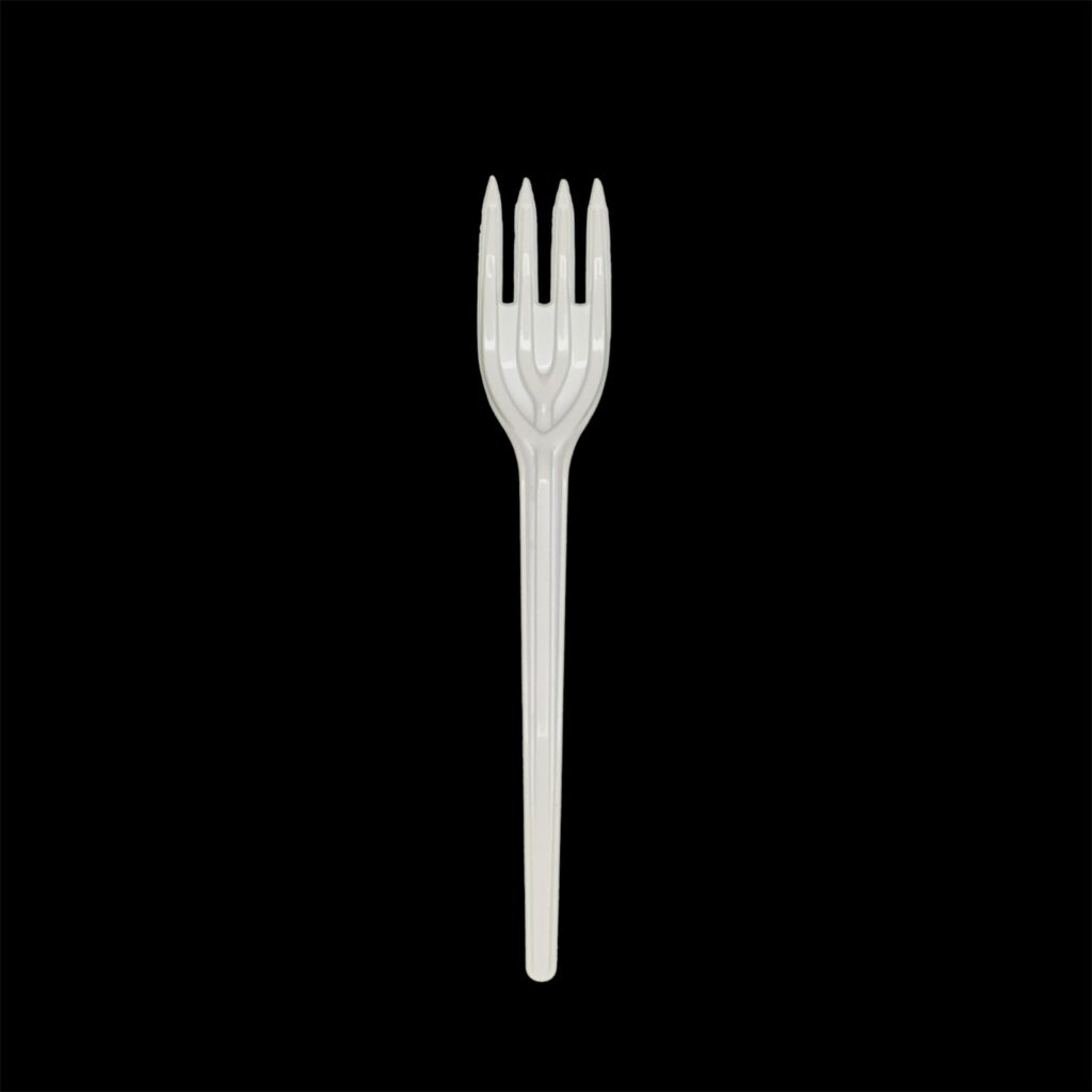 Tenedor blanco desechable, con puntas reforzadas para mejor agarre de alimentos. ProductPlast