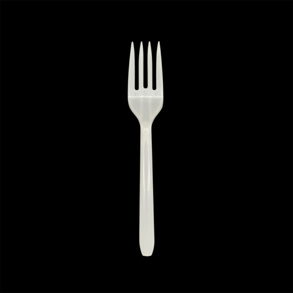 Tenedor blanco desechable, con puntas reforzadas para mejor agarre de alimentos. ProductPlast