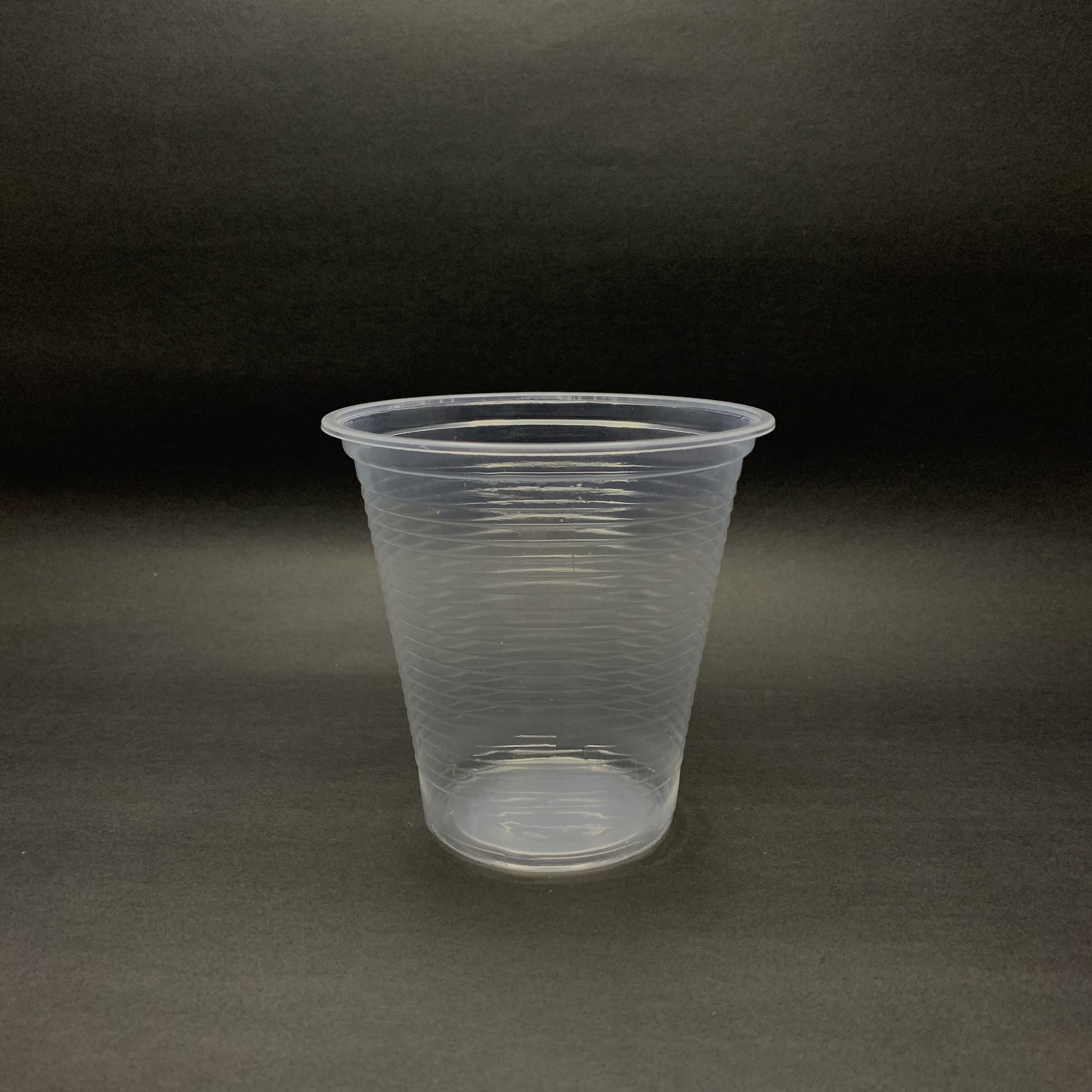 Vaso plástico desechable transparente, ligero y resistente, ideal para bebidas frías.