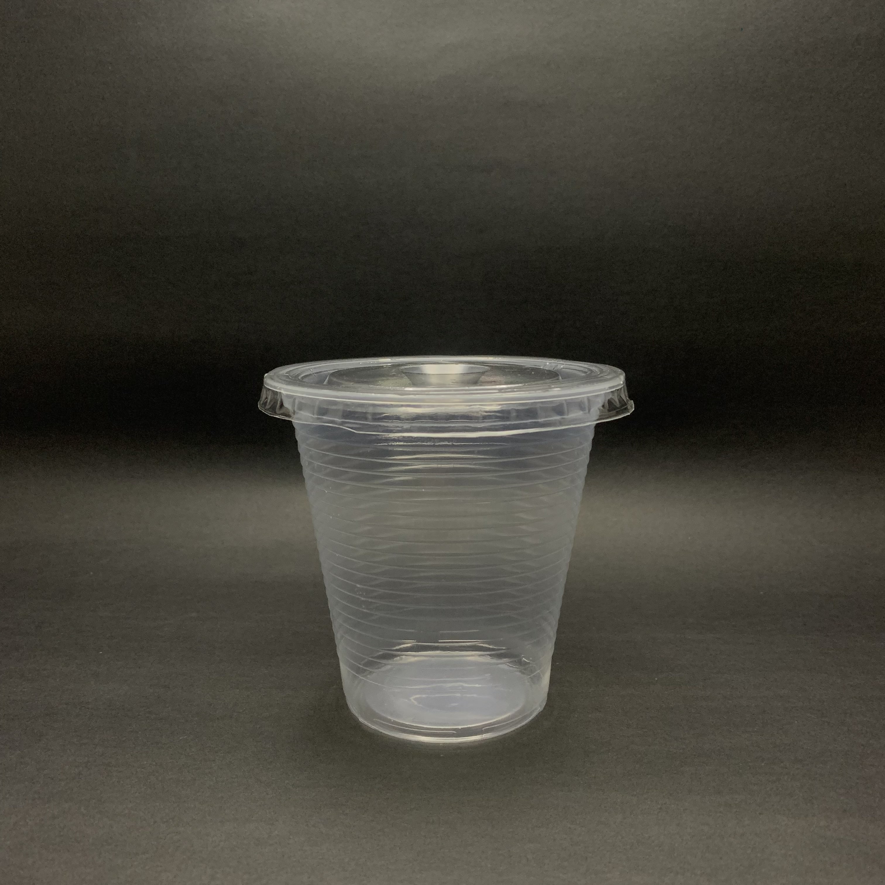 Vaso plástico transparente con tapa ajustable, ideal para bebidas frías o calientes. Su diseño resistente y hermético evita derrames y mantiene la frescura del contenido.