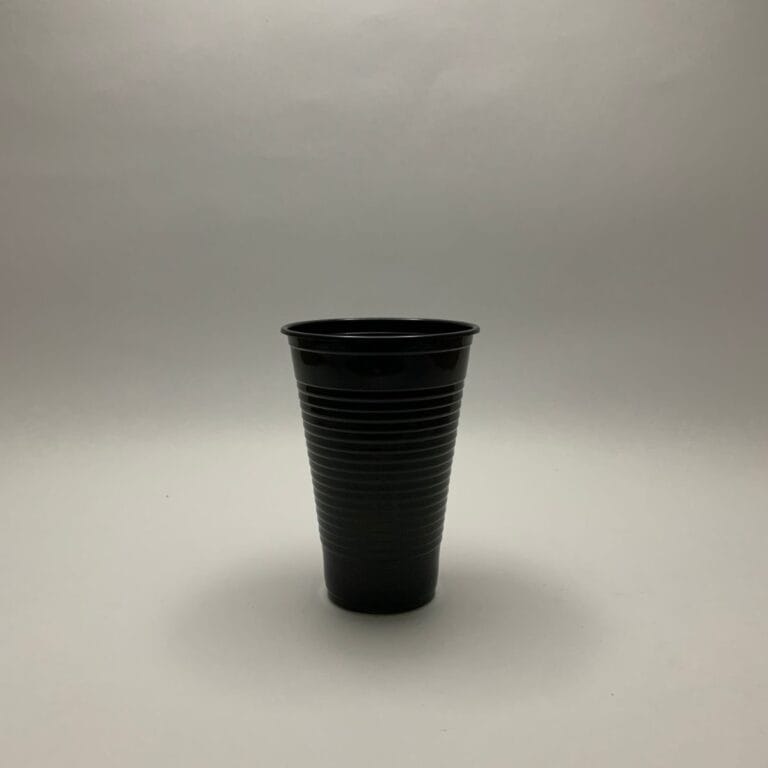 Vaso plástico desechable ligero y resistente, ideal para bebidas frías.