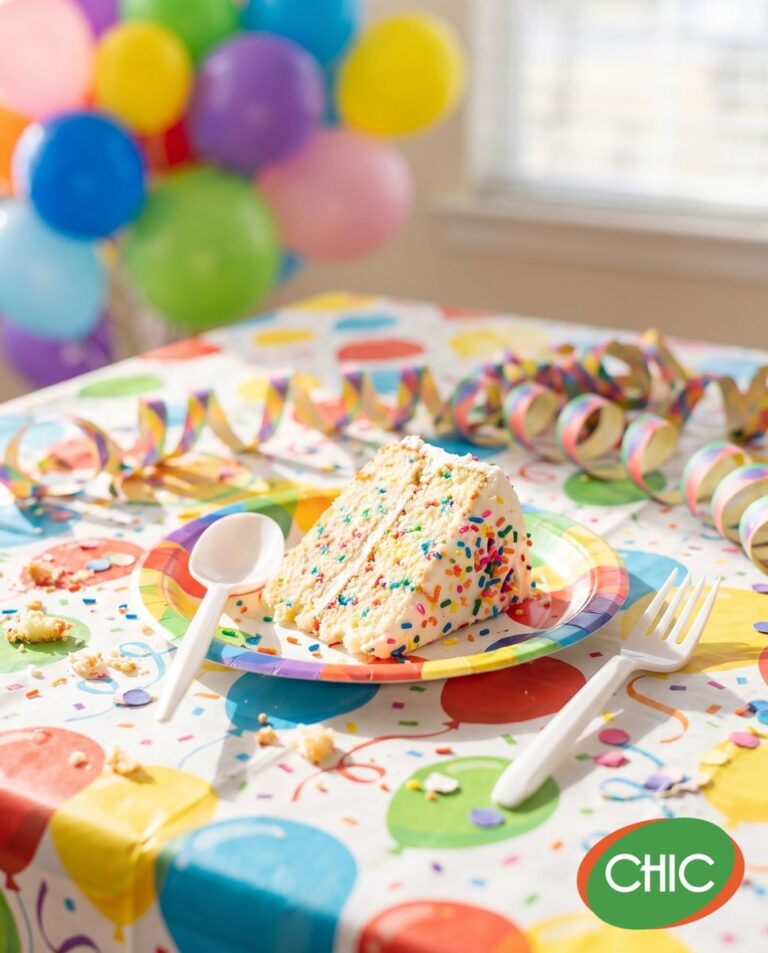 Cuchara y tenedor desechables CHIC con torta en una fiesta infantil