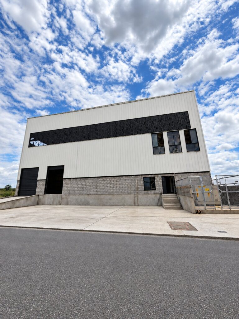 Fachada de la nueva planta de ProductPlast en el Parque Industrial Vallemío, en Yumbo, Valle del Cauca