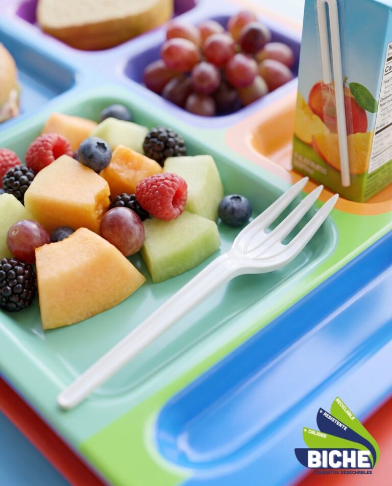 Tenedor desechable BICHE con fruta picada en una lonchera